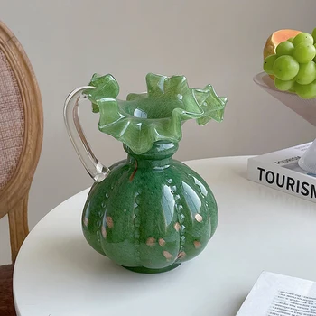 Mijlocul verde de sticlă mică vază cu plisate dantelă